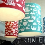 Handgemaakte hanglampen met bootjes
