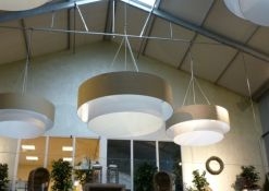 Drie dubbele lampenkappen intratuin plafondsysteem